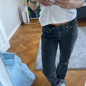 Så snygga grå jeans från mango! Dom är väldigt stora och långa på mig så bilderna ger inte rättvis bild på hur de kan sitta🙏🏼 väldigt coola