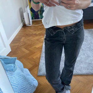 Grå mango jeans - Så snygga grå jeans från mango! Dom är väldigt stora och långa på mig så bilderna ger inte rättvis bild på hur de kan sitta🙏🏼 väldigt coola
