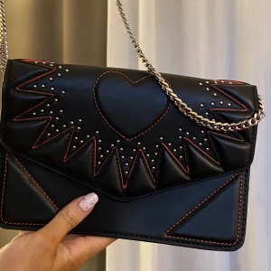 Väska från zara - Älskar den här väskan men använder aldrig!!! Jättesöt<33 