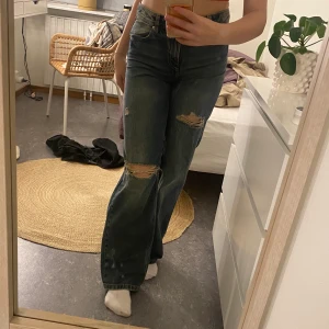 Jeans  - Säljer detta jeans pga för liten. Är i storlek 32. Rekommenderar dom här väldigt mycket den är väldigt bekväm att ha på sig och även väldigt fin.
