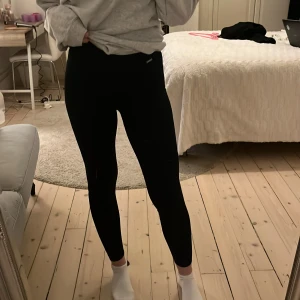 Träningstights  - Snygga marinblå träningstights från Aimn. Är i storlek M men passar även S då jag själv brukar bära storlek S och dessa är små i storleken! Har resår i midjan. Är väldigt sparsamt använda därav varför jag säljer!