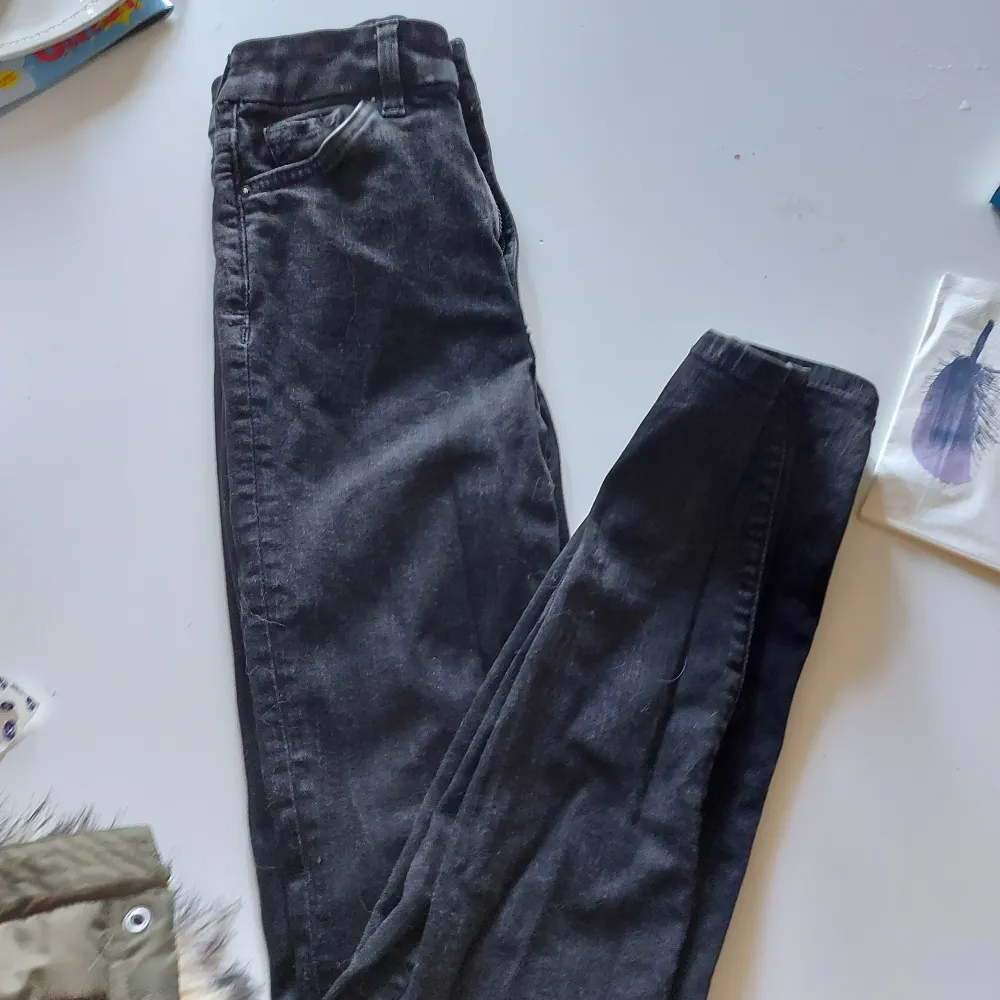 Jättefina jeans ifrån hm st 160 använda 2 gånger . Jeans & Byxor.