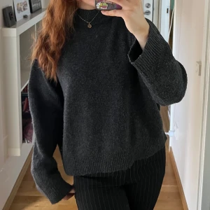 Stickad tröja - Stickad tröja med hög krage i en mörkgrå färg. Från bershka i storlek XS!  Jag är 161 cm lång!