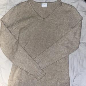 Stickad tröja - Stickad tröja från vila. Den är väldigt skön och sticker inte alls. Jätte bra skick. 