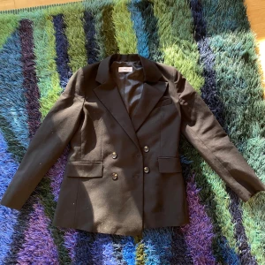 Svart kavaj  - Stilren svart kavaj från Mango i storlek S. 