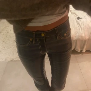 Eytys byxor - Eytys byxor i storlek 28x34 i den blå färgen! Hur snygga som helst, har dock några få defekter, men inget man märker när man har på sig de💘Budaaa!