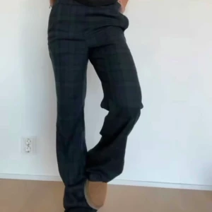 byxa - säljer dessa snygga zara byxor med bootcut, första bilden är från alva blomdahl. använder de ej därav säljer jag tyvärr