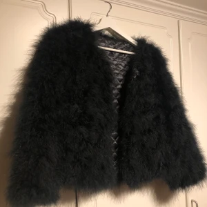 Strutsjacka ONESIZE - Strutsjacka från DM retro. Endast använd 2-3 gånger, därav väldigt fint skick!