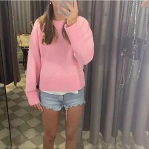 Stickad tröja & other stories - (Lånad bild) Säljer denna superfina stickade tröjan från & other stories då den tyvärr inte kommer till användning tillräckligt mycket 💕 Nypris 390 kr, helt slutsåld i alla storlekar!