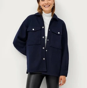 Blå kappa  - Säljer min super mina mörkblå kappa som jag köpte förra hösten. Har inte kommit till mycket användning och därav säljer jag den. 🙌🏽 Varm och passar för höst och vinter. Köpare står för frakt. Den är i storlek XS / S och sitter super fint på mig, 170cm ⭐️