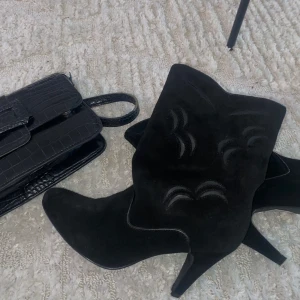 Stövlar  - Kortare stövlar (mocka likande) bra skick ! Storlek 39. säljer pga fel storlek 