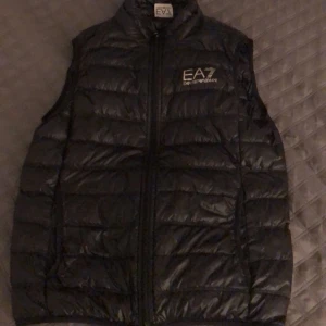 Armani väst storlek M passar även S - Armani väst som då inte passar mig och inte är riktigt min stil längre 