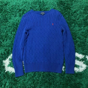 Ralph Lauren stickad tröja - Polo Ralph Lauren stickad tröja Gott skick Storlek 14-16 år Butikers pris ca 750kr Mitt pris 200kr 