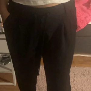 Svarta mjukisbyxor - Svarta fina mjukisbyxor i jättebra skick, använt några gånger men inte mer än 7-8. Storlek 36/38, lite pösiga på mig som bär 38 eller S i vanliga fall. 40 kr + frakt