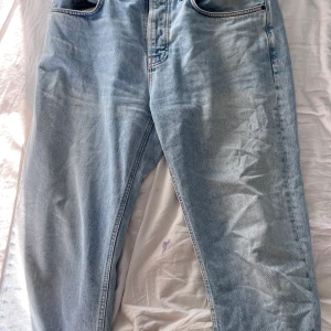Nude jeans - Riktigt snygga ljusblåa Nudie jeans. Sitter snyggt och baggy:) Köpta för 1400 i en Nudie affär. Passar mig inte längre så kommer aldrig till användning:(