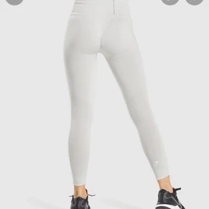 Slutsålda Gymshark leggings  - Scrunch tights i väldigt ljusgrått från gymshark med prislapp kvar! 😊  storlek xs 