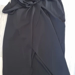 Kjol stl 38 - Helt ny utan lapp. Från hm. Dålig bild men den är svart.  