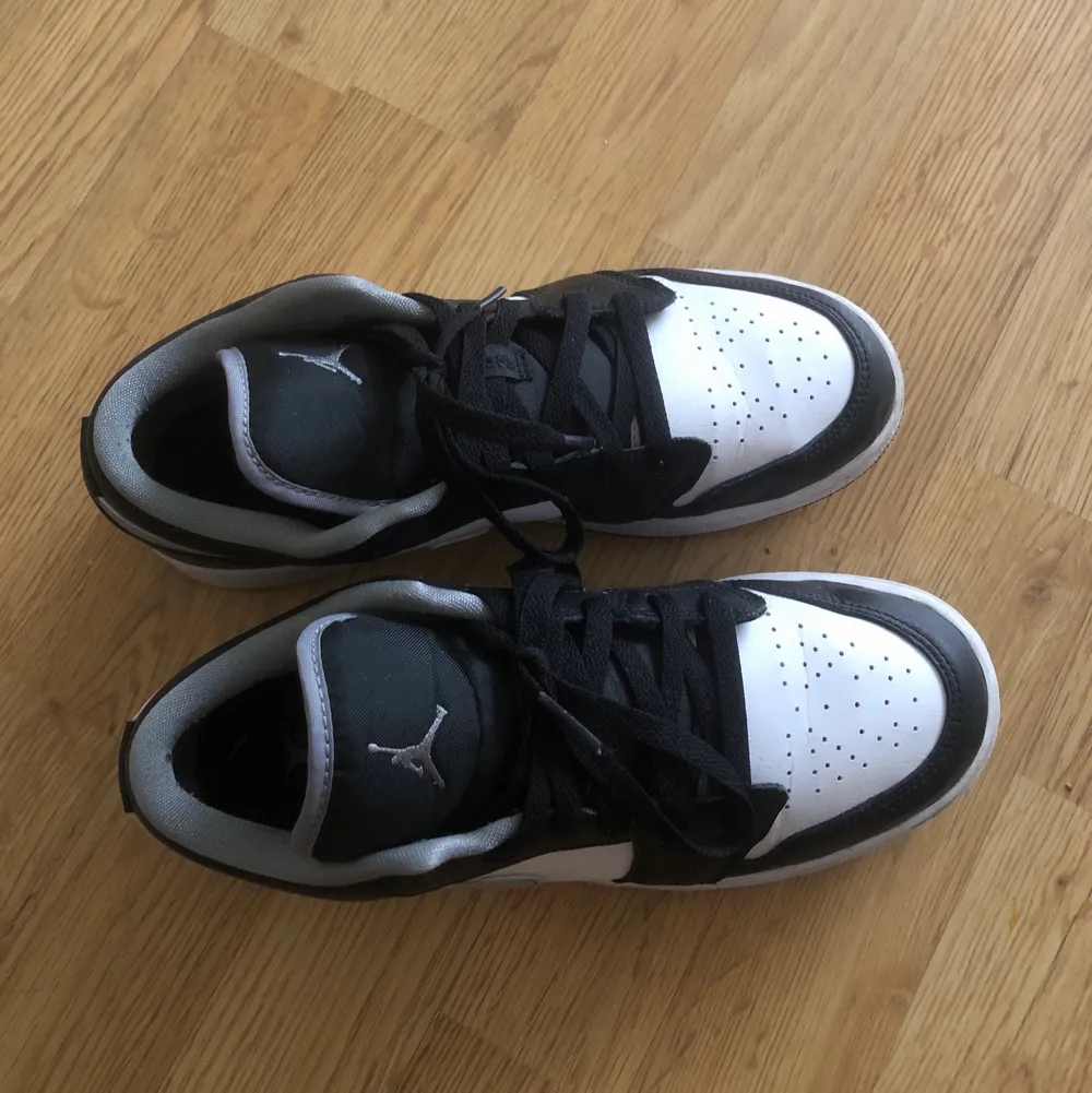 Säljer mina Air Jordan 1 Low Black 'Medium Grey',  de är liiiite creasade men använda ett fåtal gånger bara. Så otroligt fina men har för många skor 💔. Skor.
