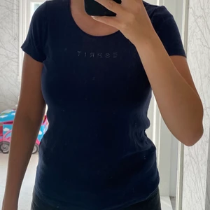 T-shirt - Marinblå t-shirt från Esprit, själva texten är supergullig då den är skriven i Strass🫶🏻🫶🏻 