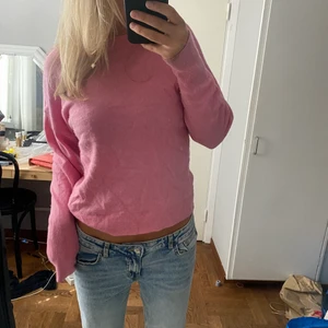 Rosa stickad tröja - Rosa stickad tröja från wera storlek s.  Säljer pågrund av flytt utomlands, går att få paketpris vid köp av fler plagg, frakt ingår inte
