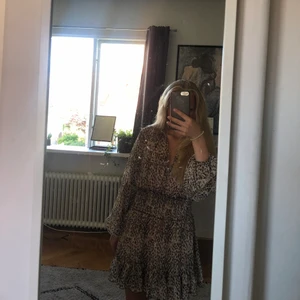 Zara Klänning - Jätte fin helt oanvänd klänning ifrån zara. Den är super fin och skön. Säljer då jag köpte i förstpr storlek. Jag brukar ha XS/S i storlekar och råka köpa denna i M. Den sitter helt ok men jag säljer den ändå!❤️