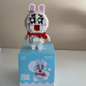 Block Fun kanin - Lego figur, sättet är köpt på kawaii affären i stan! Den är färdigbyggd och redo för frakt! Extra Lego bitar medföljds om köparen skulle tappa någon bit och är i bra skick!🌞
