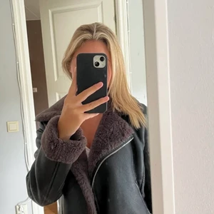 Superfin skinjacka med päls!❤️‍🩹 - Lånade bilder från förra ägaren!! Superfin skinnjacka med päls!! Köpt här på plick men var tyvärr för liten🥲Perfekt nu till hösten🤩🤩