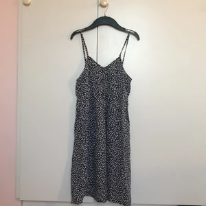 Sommar klänning  - Sommar klänning som man kan  ha på sig över en T-shirt eller utan. Helt ny aldrig använt 