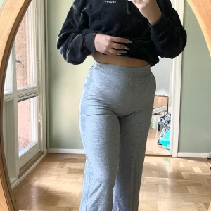 Tunna mjukisbyxor - Väldigt tunna och luftiga mjukisbyxor i grått. Raka och lite kortare i benen