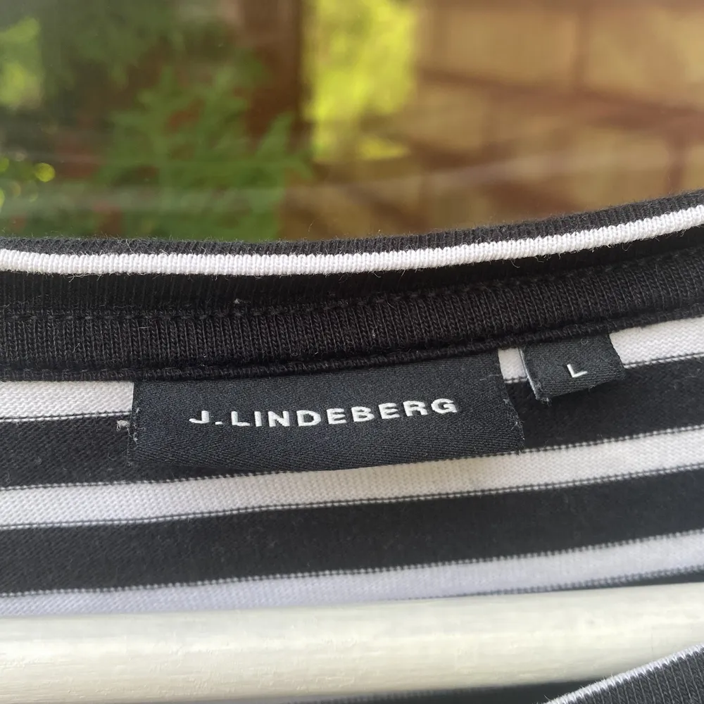 Knappt använd J lindeberg t-shirt, sitter som M/L. Sälja pga för liten. T-shirts.
