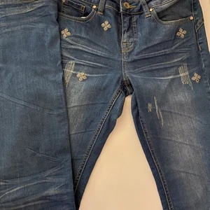 Y2k byxor - Skitsnygga midwaist jeans med detaljer, använda ett fåtal gånger. Några rhinestones saknas med det är inget man tänker på! Frakt betalas av köparen.