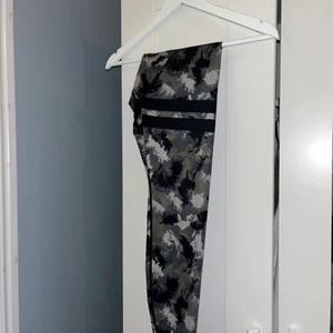 Stronger tights - Tights från stronger i storlek M. Aldrig använda. Skriv om du är intresserad 💗