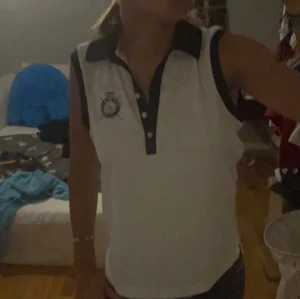 Topp - Tröja köpt här på plick för ungefär ett år sen, finns inga skador och nästan som nyskick💞 står ingen storlek men gissar xs-s