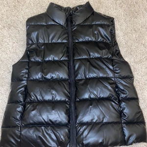 Väst - Säljer min väst pga vill ha en större inköpt i vintras så inte så använd