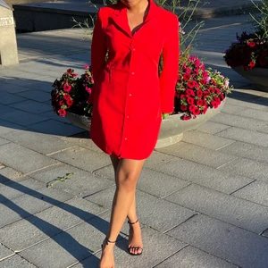 Röd blazer klänning  - En kavaj klänning, den har ett tillhörande bälte som man får med också. 