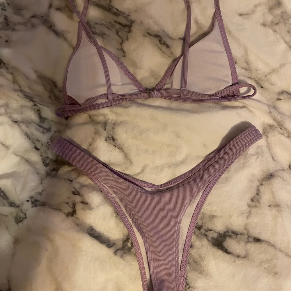 Säljer min fina lila bikini där bh:n aldrig använts och trosorna har använts 1 gång. Jättefin och enkel bikini som är string. Storlek S-M💜💜. Övrigt.