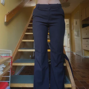 Kostymbyxor  - Svarta kostymbyxor från Lindex i modellen ”Fiona” . Nypris ”400kr” säljer pga att de börjar bli lite små. Har sprättat upp sömmen nere på benen så byxorna blir lite längre. Passar mig i längden ( är ca 178cm ) lite noppriga, skriv för fler bilder!