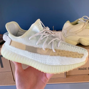 Yeezy 350 V2 Hyperspace  - Dessa skorna är helt nya och köpta förra veckan. Eu 43 1/3! Skorna sitter smått så rekommenderar att ta en halv till en hel storlek större än vanligt 