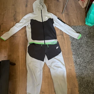 Nike Tech fleece  - Fett Nike dress in storlek M,  Använt fåtal gånger så nästan som ny. Pris kan diskuteras 