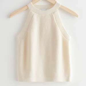 Stickad topp  - Super fin vit stickad topp från & other stories. Använd några få gånger, har en liten söm fel vid nacken som man ser på bilden. priset börjar vid 150.