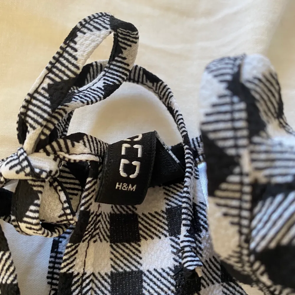 Säljer om denna rutiga klänning ifrån H&M. Den är köpt här på Plick men kommer inte till användning längre, med mkt bra skick ❤️ Den är super fin och har ett väldigt tunt material, skriv vid frågor eller fler bilder 🙌. Mekot.