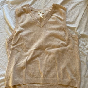 Väst - Säljer denna beiga väst ifrån objectDen är så himla fin och har världens skönaste material.Den är också stretchig och är nästan intill oanvänd ❤️