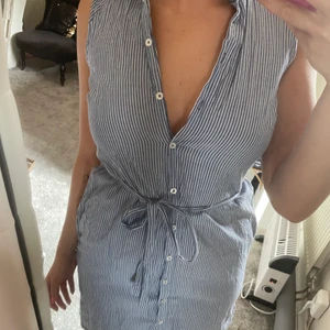 Klänning randig - Knälång randig klänning med knytband 