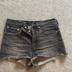 Shorts från levis - Svarta shorts i storlek s