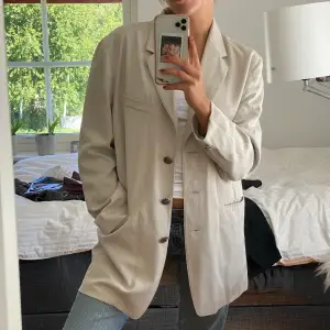 Beige vintage kavaj som är lite längre i modellen, påminner typ om en kappa! 💕