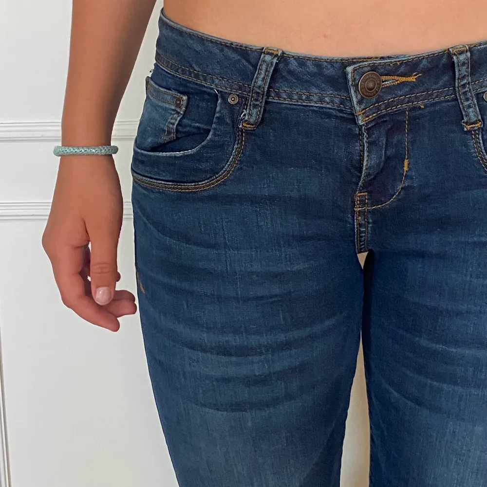 Säljer ett par oanvända lågmidjade  ltb jeans. Lappen sitter fortfarande kvar! Dem är lite för långa på mig som är 170 cm, men sitter bra i midjan och i benen. Köparen står för frakt!💕💕 . Jeans & Byxor.
