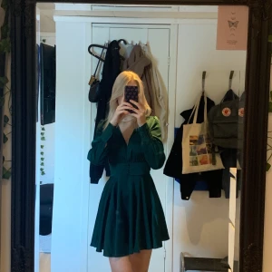 Klänning - Säljer denna fina klänning då den aldrig kommer till användning. Använd en gång så den är precis som ny! 💕💕