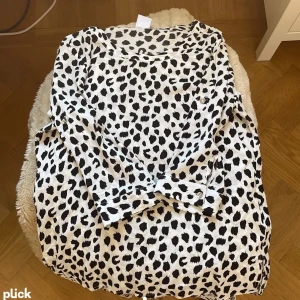 Leopard blus🤍🐆☺️ - Jätte fin leopard blus som är endast använd ett fåtal gånger och kommer ifrån Vero moda