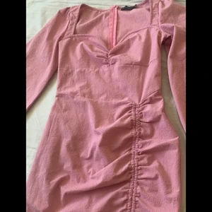 Klänning  - Säljer denna rosa fina klänningen från prettylittlething i fint skick. Aldrig använt.