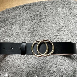 Skärp med guld detalj🖤 - Svart skärp med guld spänna som är helt oanvänd som kommer från hm!🤩